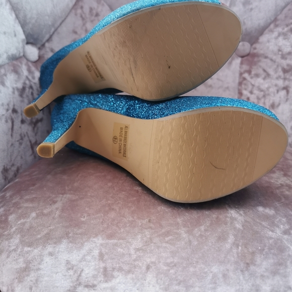 Heels - Picture 3 of 3